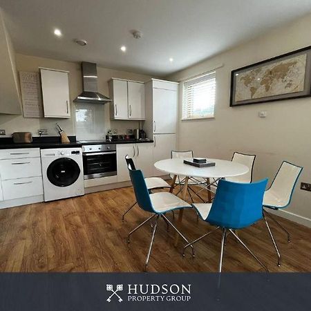 Three Bedroom Townhouse With Parking Telford Esterno foto