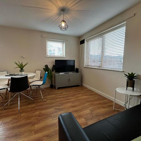 Three Bedroom Townhouse With Parking Telford Esterno foto