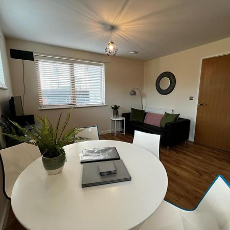 Three Bedroom Townhouse With Parking Telford Esterno foto