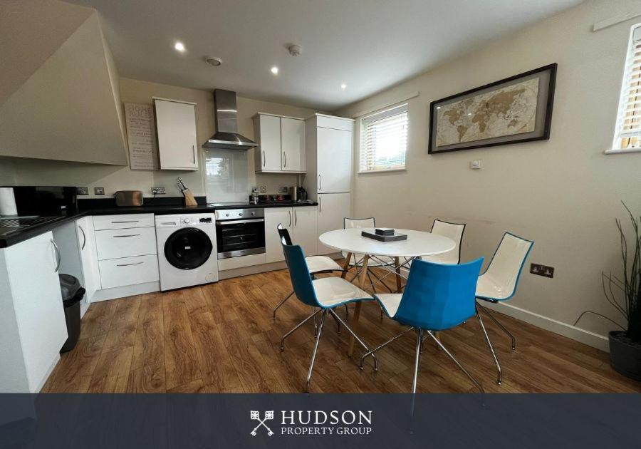 Three Bedroom Townhouse With Parking Telford Esterno foto