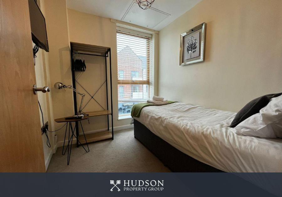 Three Bedroom Townhouse With Parking Telford Esterno foto