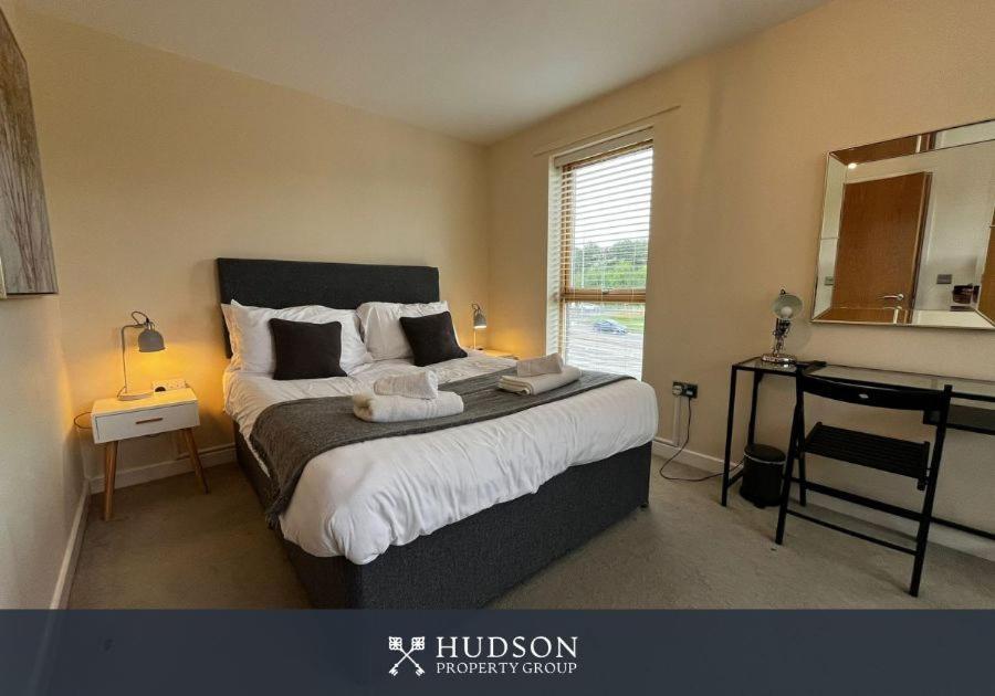 Three Bedroom Townhouse With Parking Telford Esterno foto