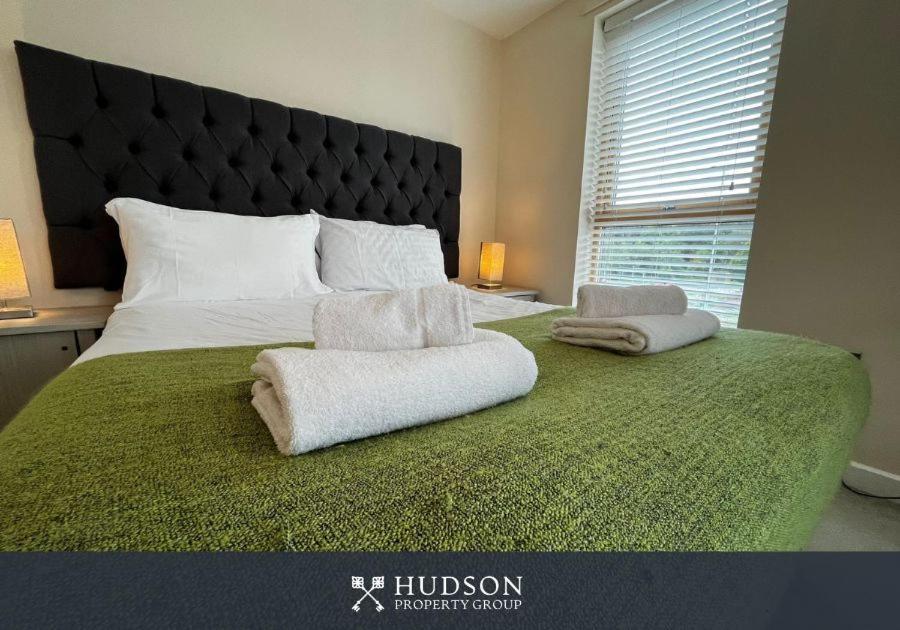 Three Bedroom Townhouse With Parking Telford Esterno foto