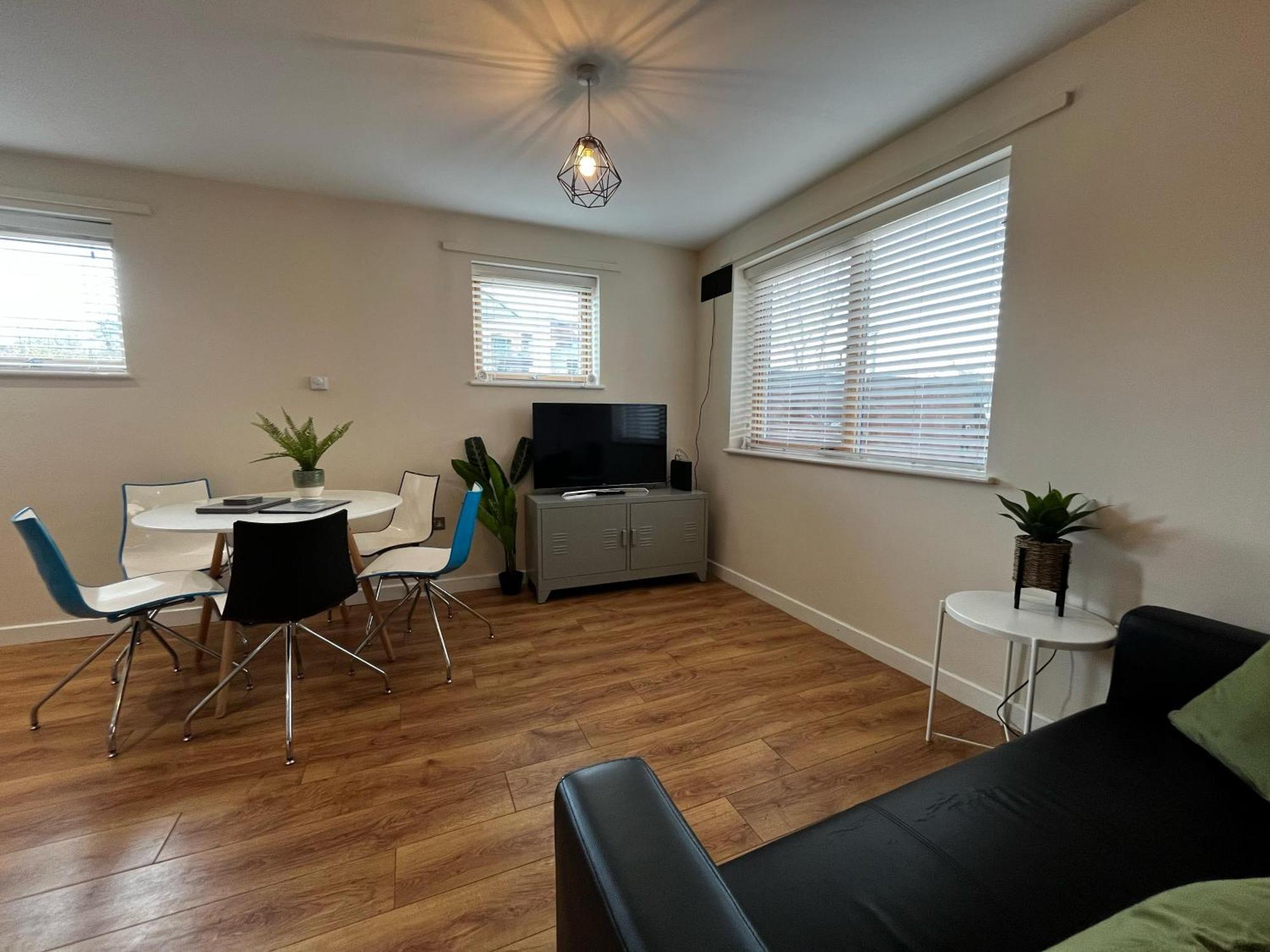 Three Bedroom Townhouse With Parking Telford Esterno foto