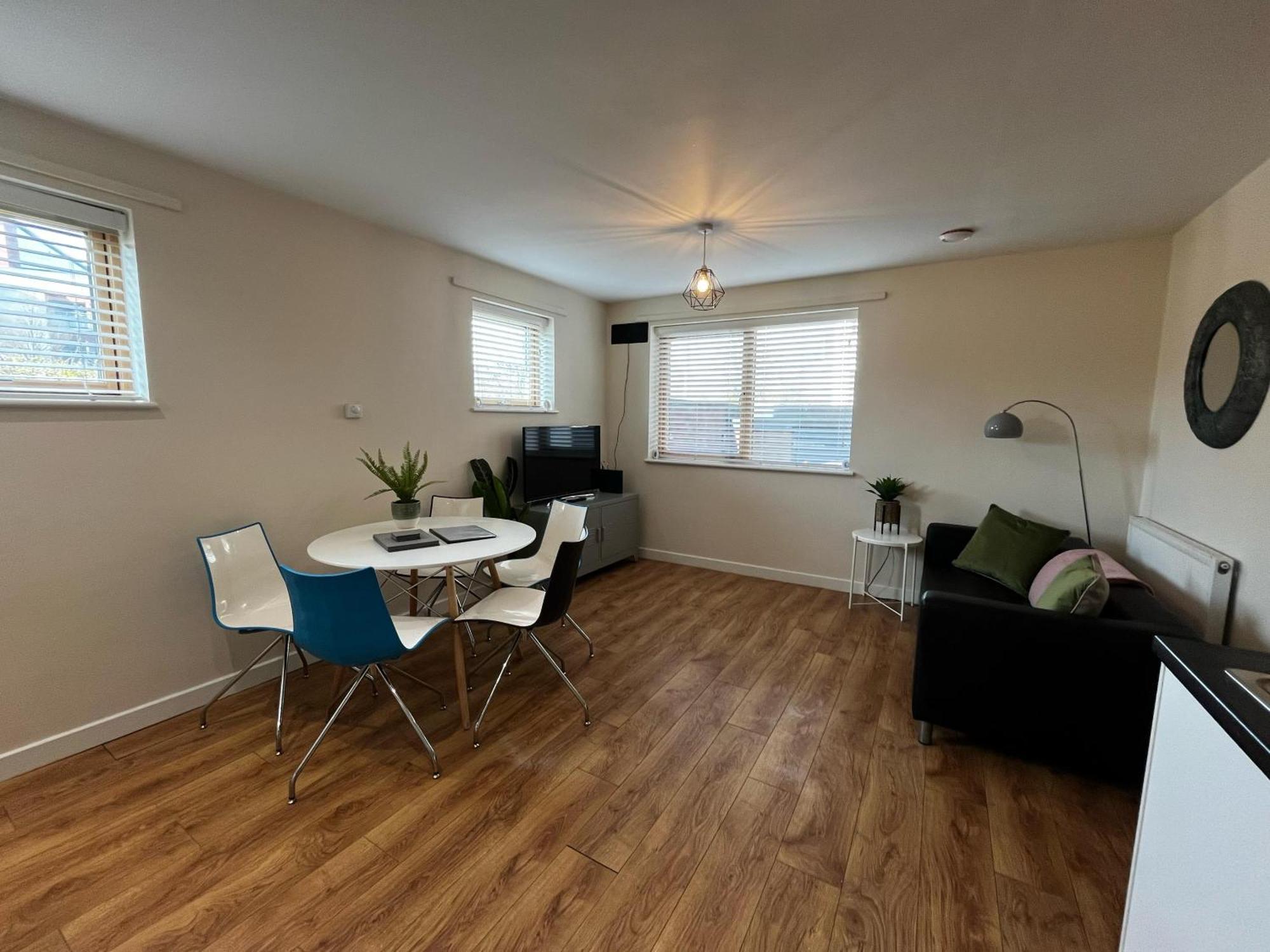 Three Bedroom Townhouse With Parking Telford Esterno foto