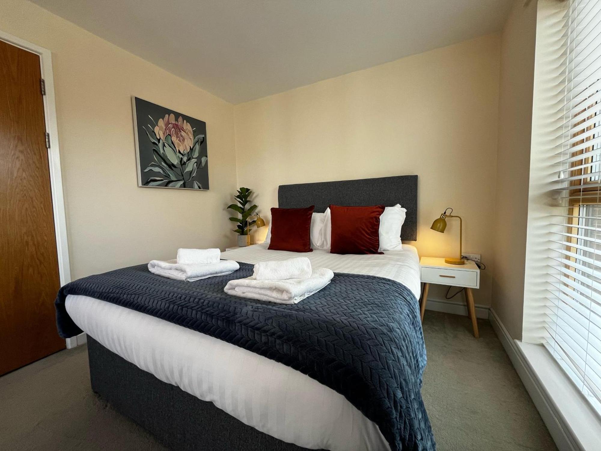 Three Bedroom Townhouse With Parking Telford Esterno foto