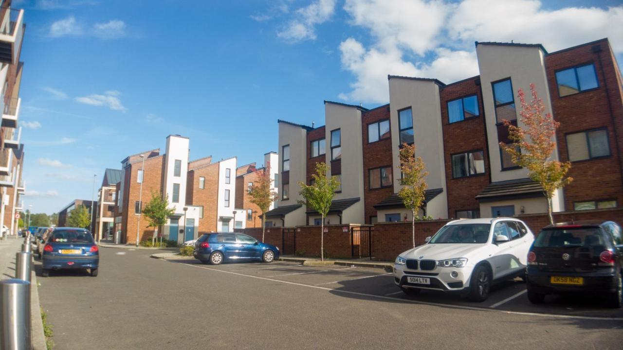 Three Bedroom Townhouse With Parking Telford Esterno foto